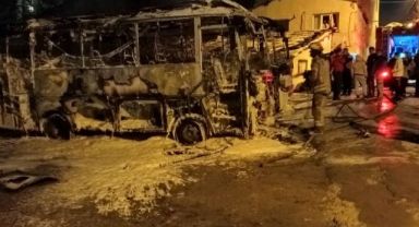 Küçükçekmece'de park halindeki 2 minibüste yangın çıktı