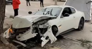 Lüks otomobil ağaca çarparak pert oldu