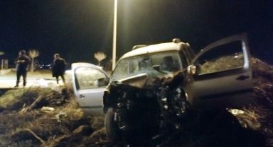 Manisa’da hafif ticari araç direğe çarptı: 1 ölü, 1 yaralı