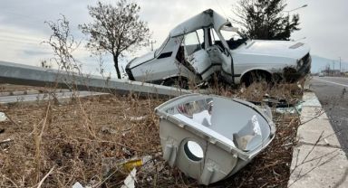Ortadan ikiye bükülen otomobilin sürücüsü araçta sıkıştı