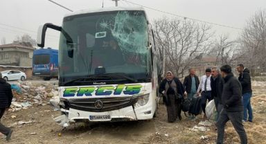 Yolcu otobüsü traktörle çarpıştı, ardından tarlaya girdi