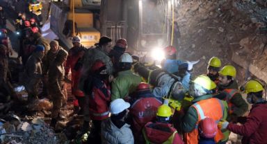 138 saat sonra enkazdan çıktı, umutla elini salladı, askerin elini öptü