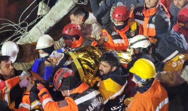 165. saatte bir kadın enkazdan kurtarıldı
