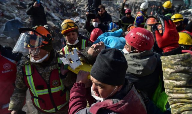 180'inci saatte enkazdan sağ çıkarılan kadın: Çok üşüdüm, ayaklarımı örtün