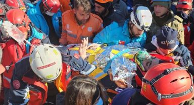 198 saat sonra enkaz altından çıktı, su ve et yemeği istedi