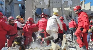 250 daireli rezidansın enkazından 81 saat sonra sağ çıkarıldı