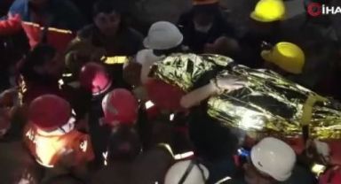 Baba ile kızı enkazdan 209 saat sonra sağ çıkarıldı