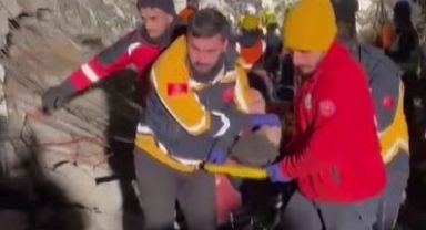 Baba ve kızı depremin 71. saatinde yaralı olarak kurtarıldı