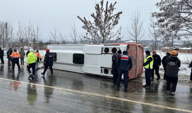 Cenaze taşıyan midibüs yan yattı: 13 yaralı