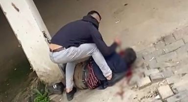 Dehşete düşüren görüntüler! Kulağına bıçak sapladı