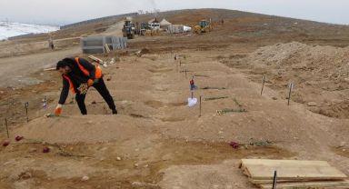 Depremde kayan iki dağın altında kalan 48 kişi hayatını kaybetti