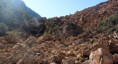 Depremde kopan dev kayalar yolu kapattı