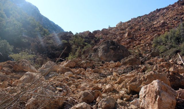 Depremde kopan dev kayalar yolu kapattı