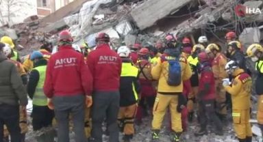 Depremin 100. saatinde Akgül Apartmanı'ndan bir kadın sağ çıkarıldı