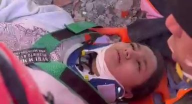 Depremin 11. gününde 248. saatte 17 yaşındaki kız enkazdan sağ çıkarıldı