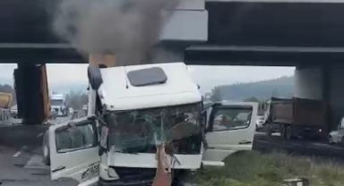 Dorse köprüye çarptı; 2 yaralı