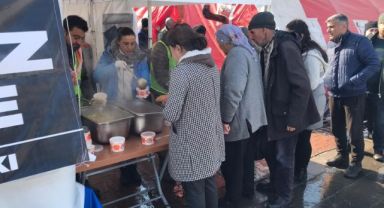 Efes Selçuk Belediyesi Malatya'da yemek ve sosyal market çadırı kurdu