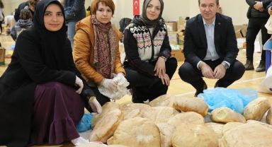 Eli öpülesi analar depremzedeler için Bergama’da ekmek pişiriyor