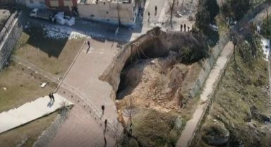 Gaziantep'te deprem sonrası dev obruk oluştu