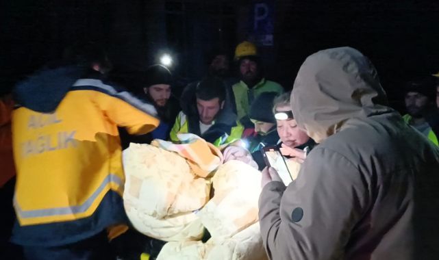 Hatay Antakya'da bir kadın sağ kurtarıldı