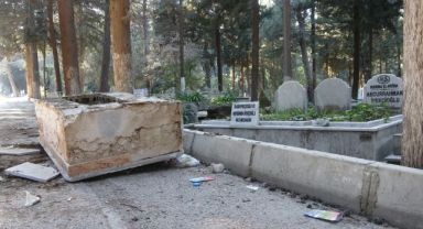 Hatay'da deprem sonrası mezarlar hasar gördü, bazıları yola uçtu!