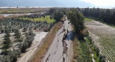 Hatay'da korkutucu görüntüler: 3 kilometrelik yol önce yarıldı sonra çöktü