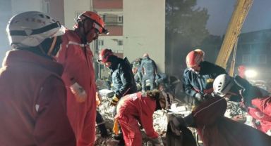 İtfaiyeci kadınlar enkazda iş başında