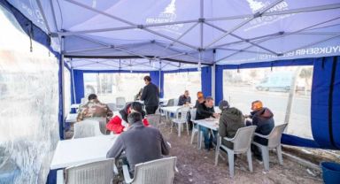 İzmir Büyükşehir Belediyesi Adıyaman’ın köylerine her gün sıcak yemek ulaştırıyor