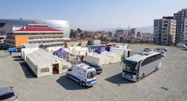 İzmir Büyükşehir Belediyesi Hatay’da mobil ameliyathaneli sahra hastanesi kurdu