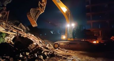 İzmir Büyükşehir Belediyesi’nin iş makineleri ve operatörleri Antakya’da