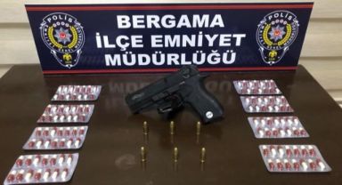 İzmir'de durdurulan araçtan sentetik hap ve silah çıktı