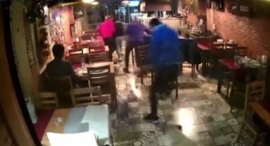 İzmir’deki depremde herkes kaçıştı, o yerinden kıpırdamadı