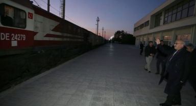 İzmir'den 18 vagon dolusu insani yardım treni yola çıktı