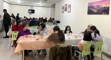 İzmir’e gelen depremzedelere Büyükşehir’den uzanan yardım eli
