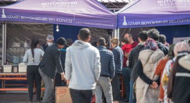 İzmir ekipleri, Osmaniye’de kapı kapı dolaşarak yardım ulaştırıyor