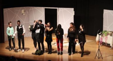 Kınıklı gençler 2023 Yılı Gençler Arası Tiyatro Yarışması'nda sahne aldı 