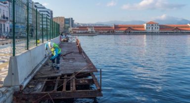 Konak’taki çürüyen seyir terasları sökülüyor