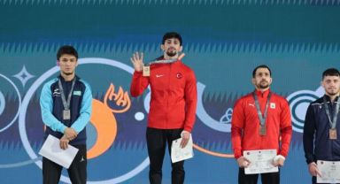 Madalyasını depremzedelere bağışladı