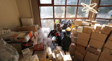 Narlıdere'den deprem bölgesine sevkiyat sürüyor