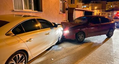 Polisten kaçan sürücü park halindeki milyonluk otomobile çarptı