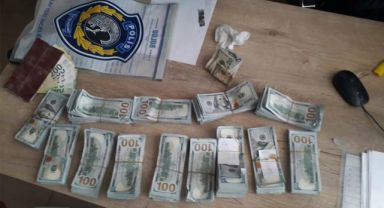 Rus ekip Kahramanmaraş'ta enkazda bulduğu 150 bin doları polise teslim etti