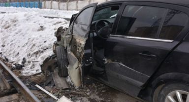 Tren otomobile çarptı, faciadan dönüldü!