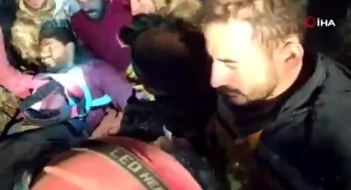 Umudun adı Mustafa oldu, depremden 261 saat sonra enkazdan ekipleri alkışlayarak çıktı