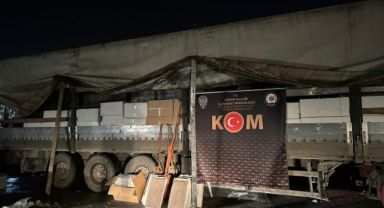 Yardım araçlarının arasına karışan tırdan 7 buçuk milyonluk kaçak sigara ele geçirildi