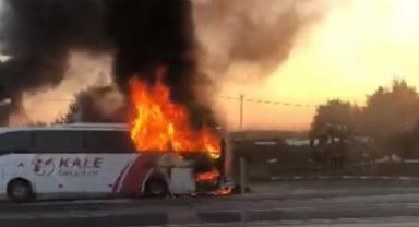 Yolcu otobüsü alev alev yandı