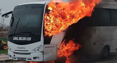 25 öğrencinin bulunduğu servis midibüsünde yangın