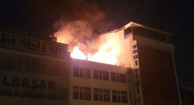 4 katlı metruk binanın çatısı alev alev yandı