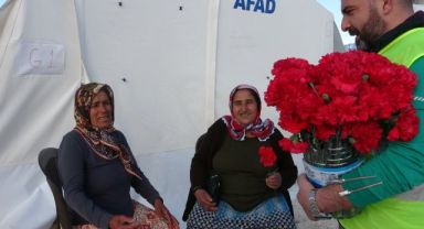 8 Mart sürprizi çadır kentteki kadınların yüzünü güldürdü