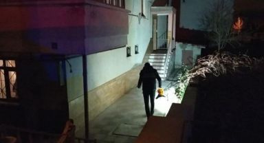 Ablasının evini pompalı tüfekle kurşunladı!
