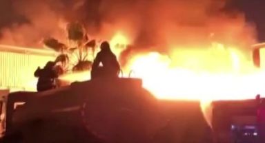 Adana'da geri dönüşüm fabrikası alevlere teslim oldu